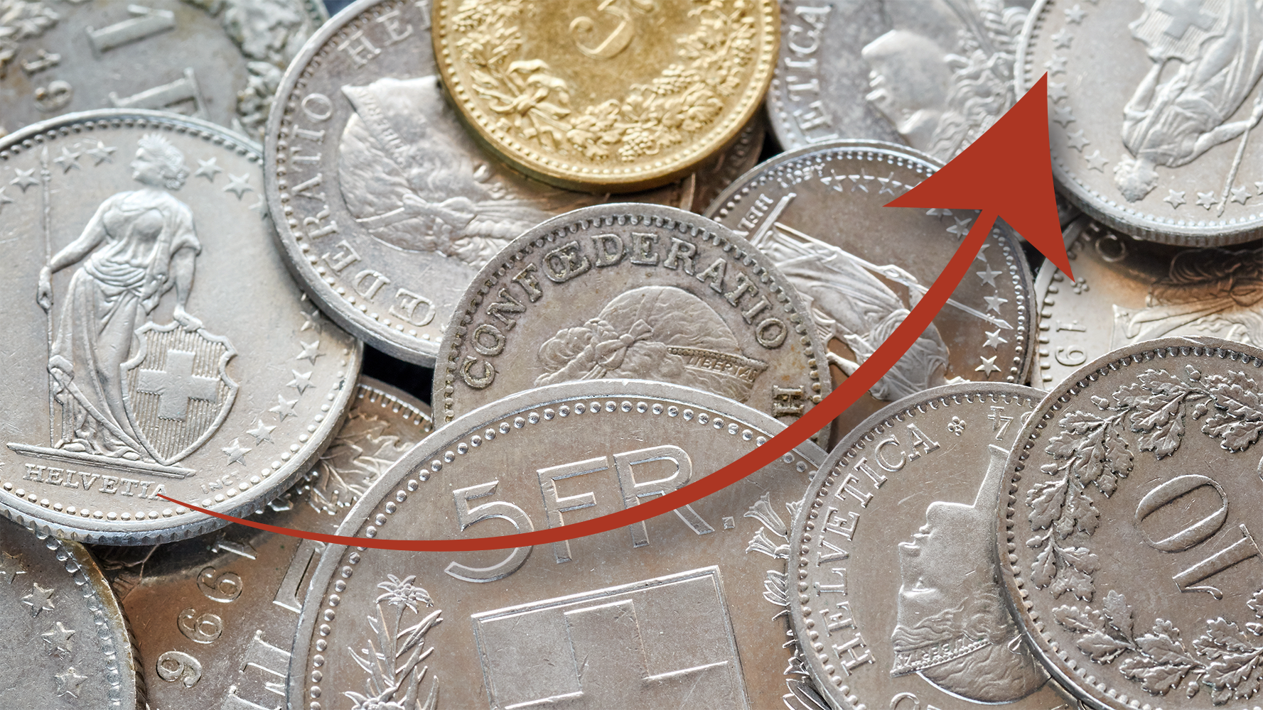 Ein roter Pfeil nach oben vor einem Foto von Frankenmünzen