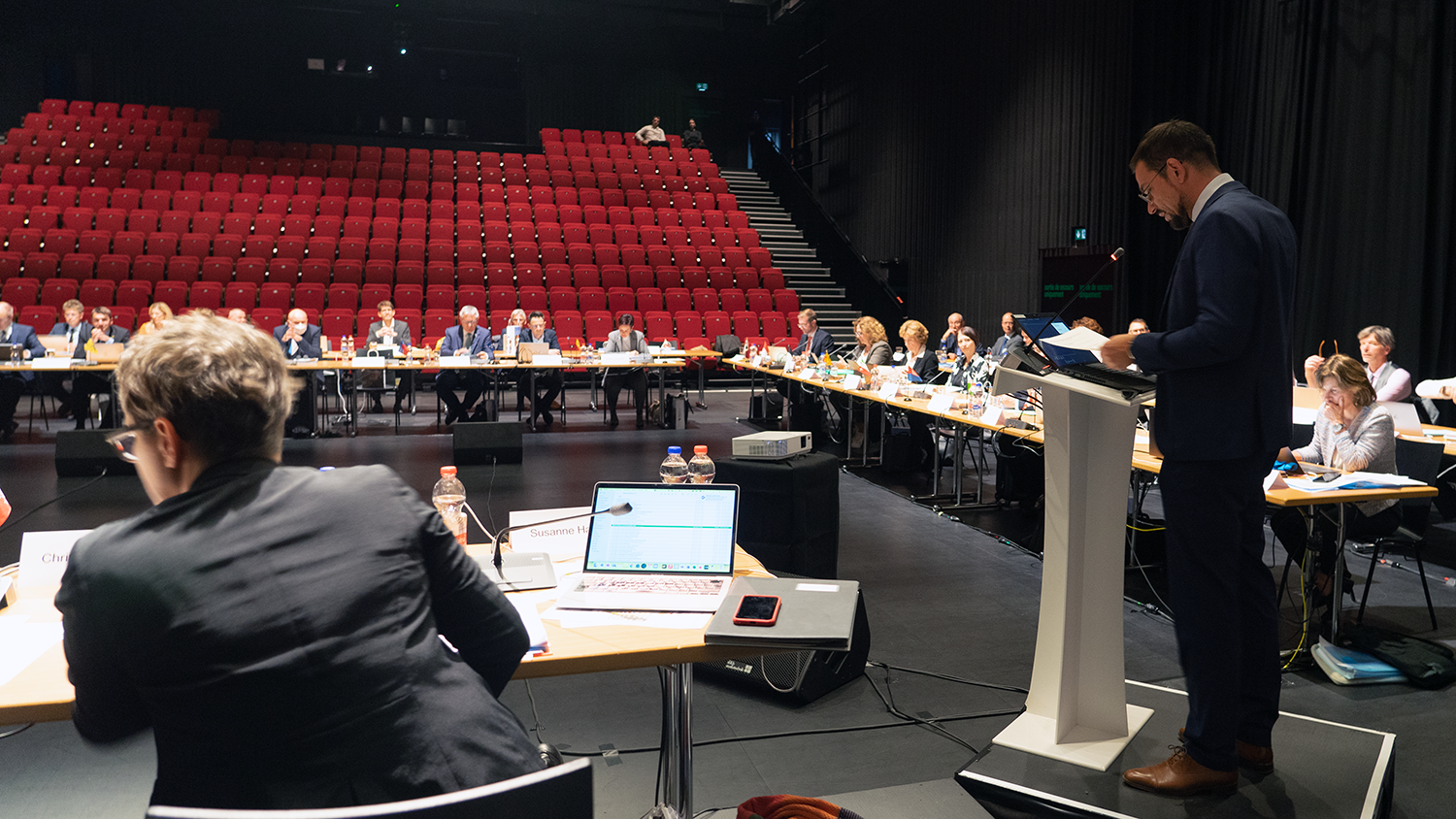 Foto de l'assemblée plénières dans le théâtre du Jura