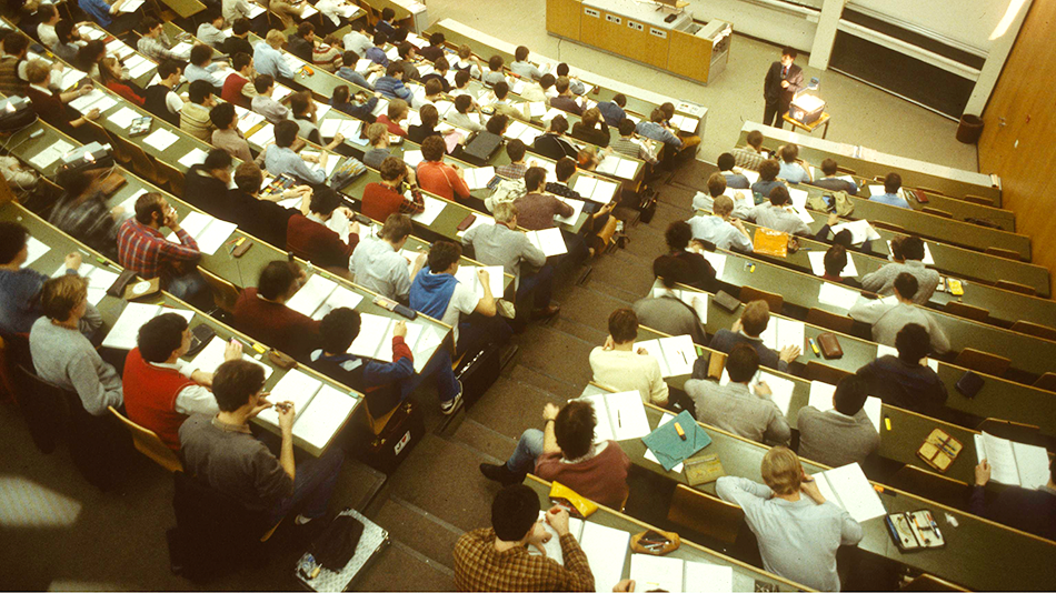 Blick von oben auf einen gut gefüllten Hörsaal einer Universität