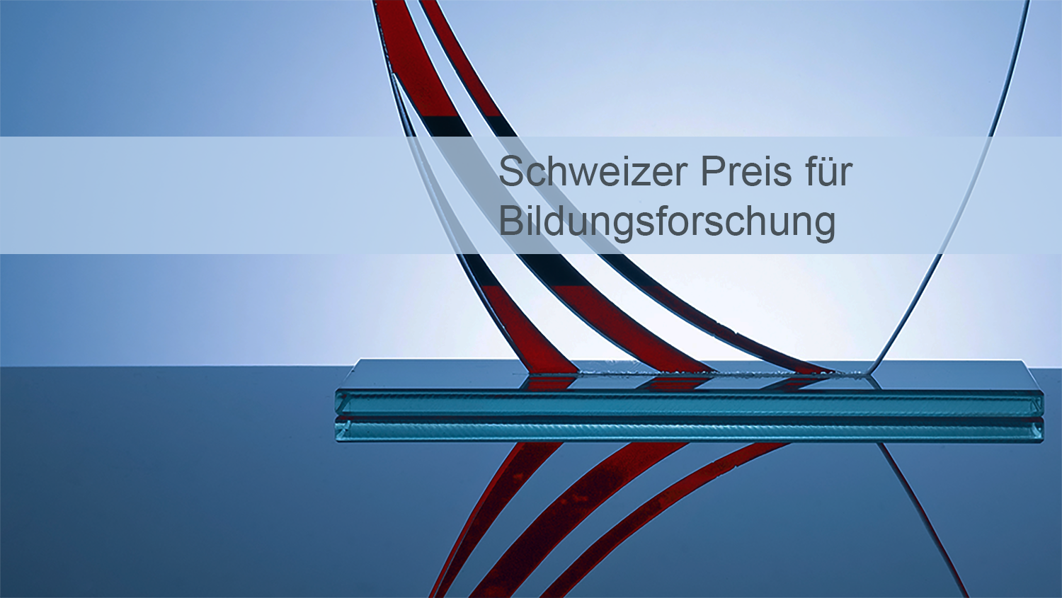 Symbolbild eines Pokals neben dem Schriftzug "Schweizer Preis für Bildungsforschung"
