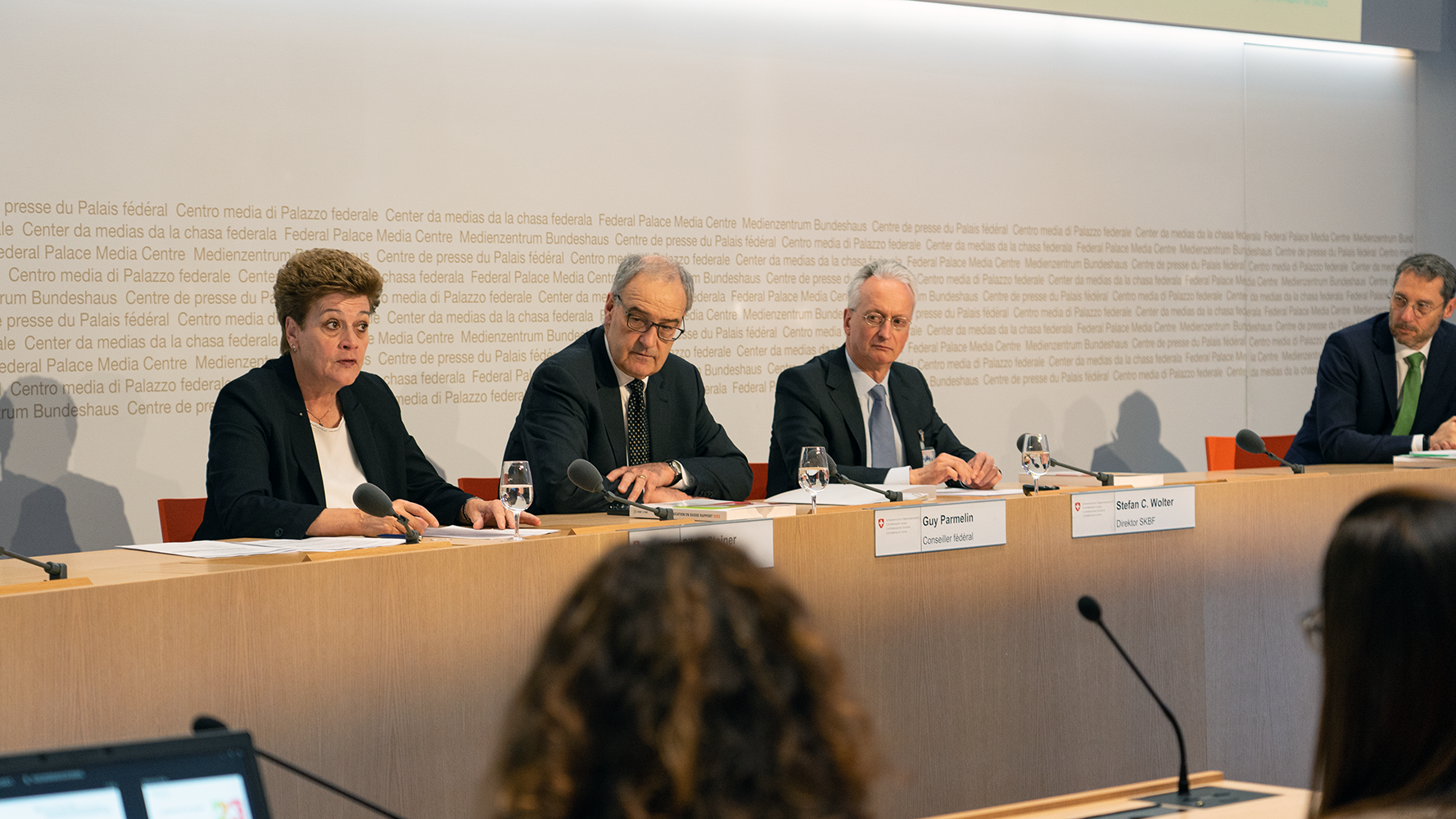 Silvia Steiner, Guy Parmelin und Stefan Wolter informieren an der Medienkonferenz