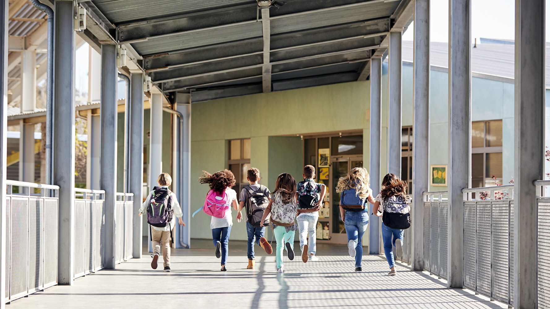 Des enfants courent dans une école