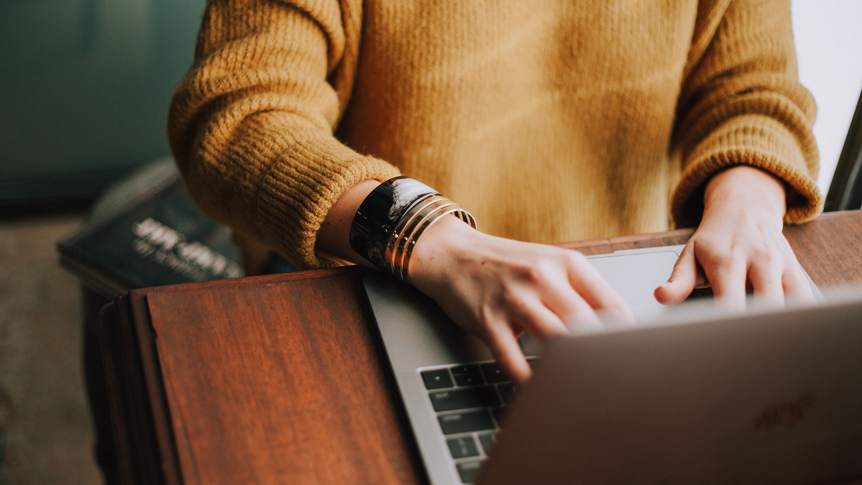 Une femme tapant sur le clavier d'un ordinateur portable