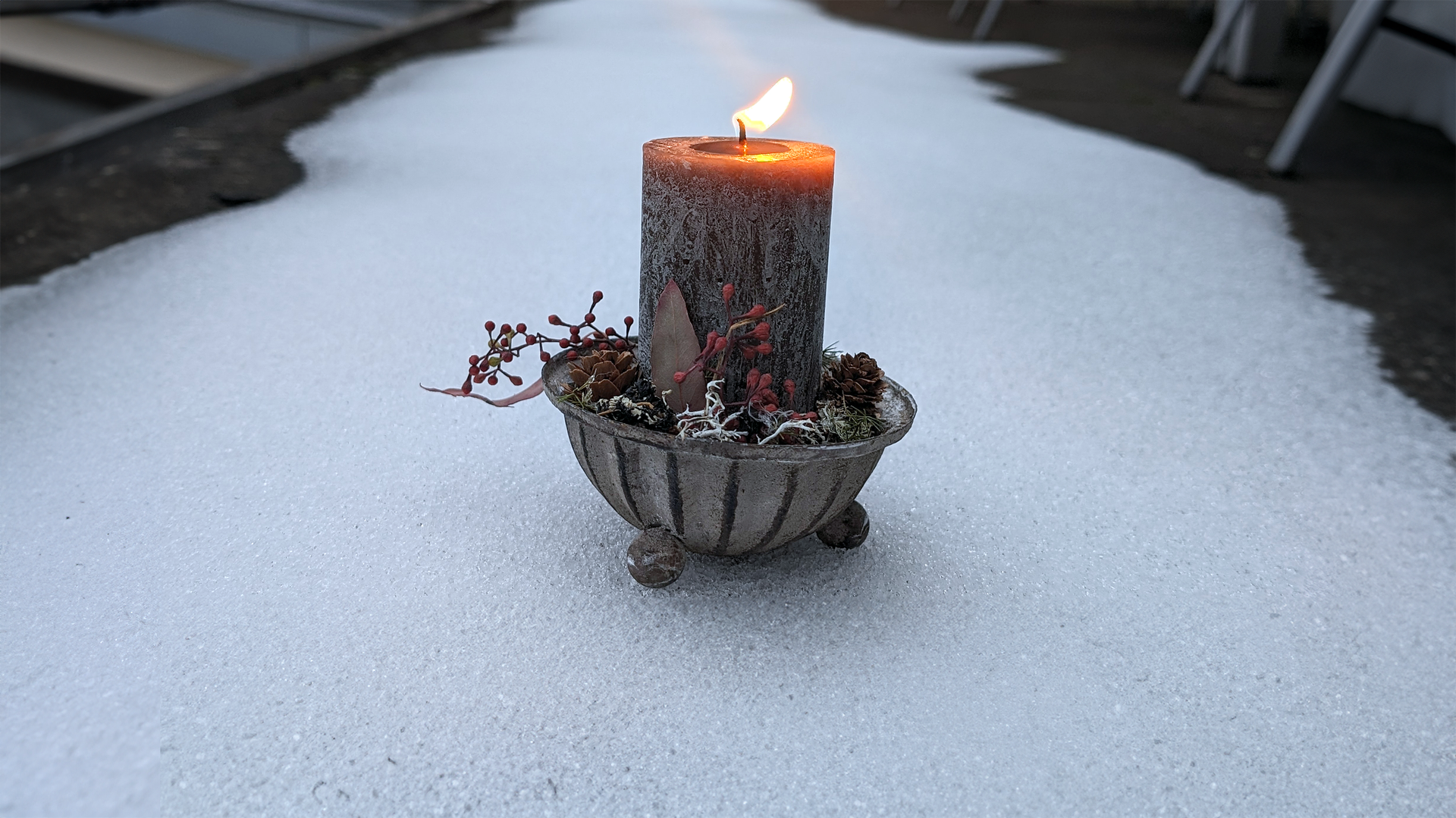 Une bougie allumée dans la neige