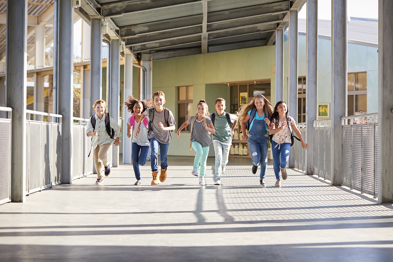 Schulkinder rennen über einen Hof