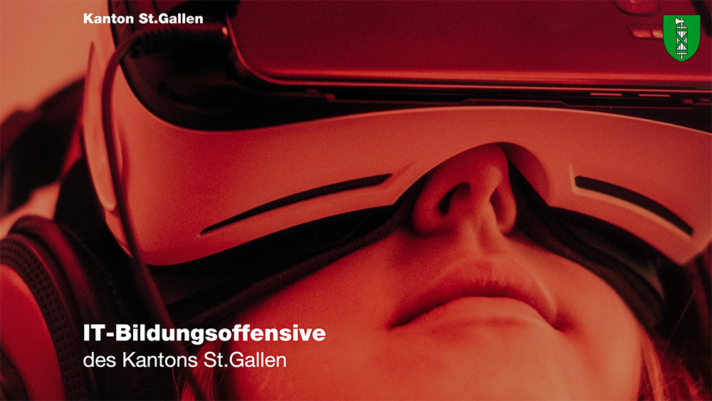Kind mit einer VR-Brille, darüber die Schrift "IT-Bildungsoffensive des Kantons St. Gallen"