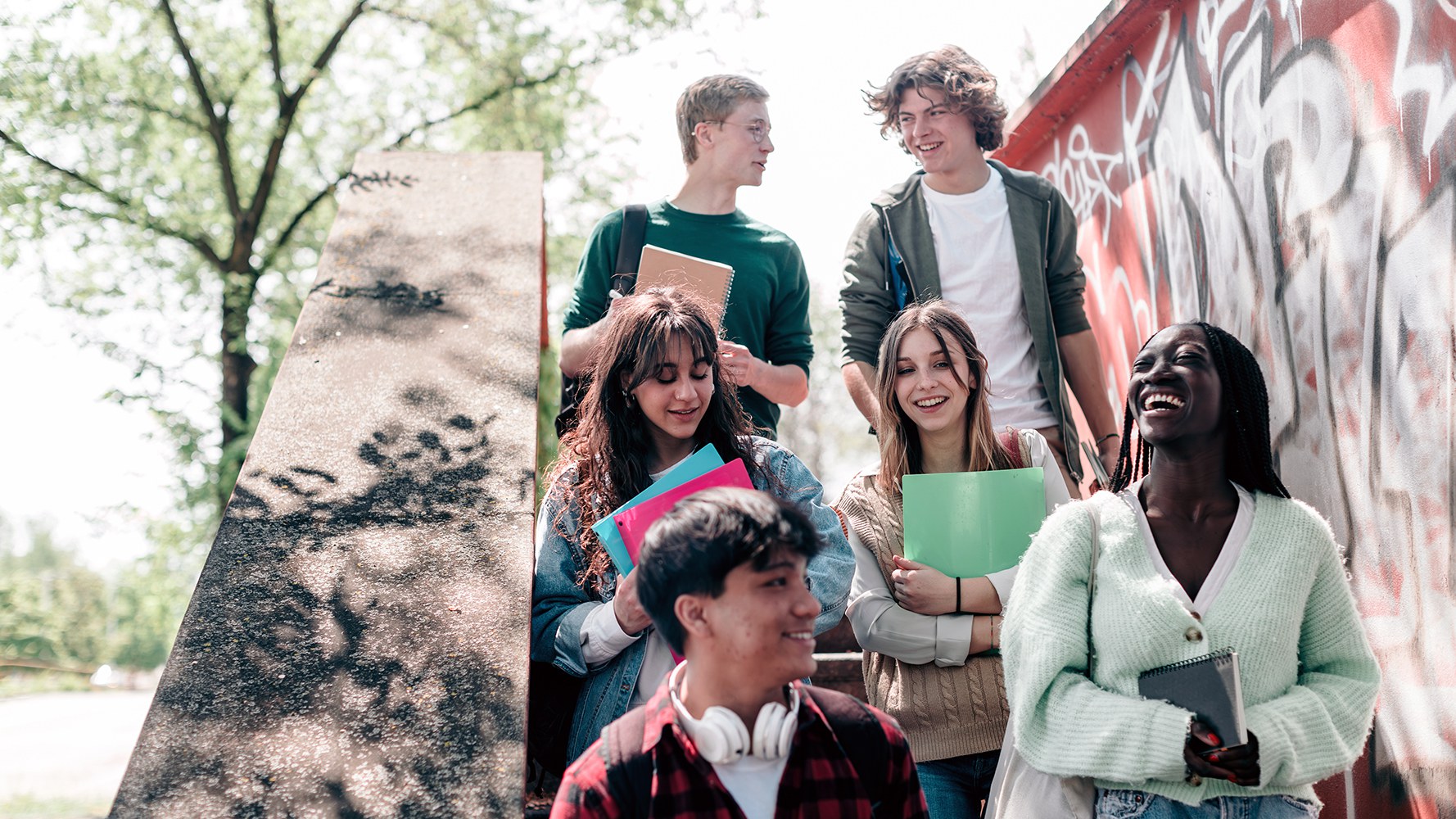 Un groupe d'étudiants d'échange descend joyeusement les escaliers.