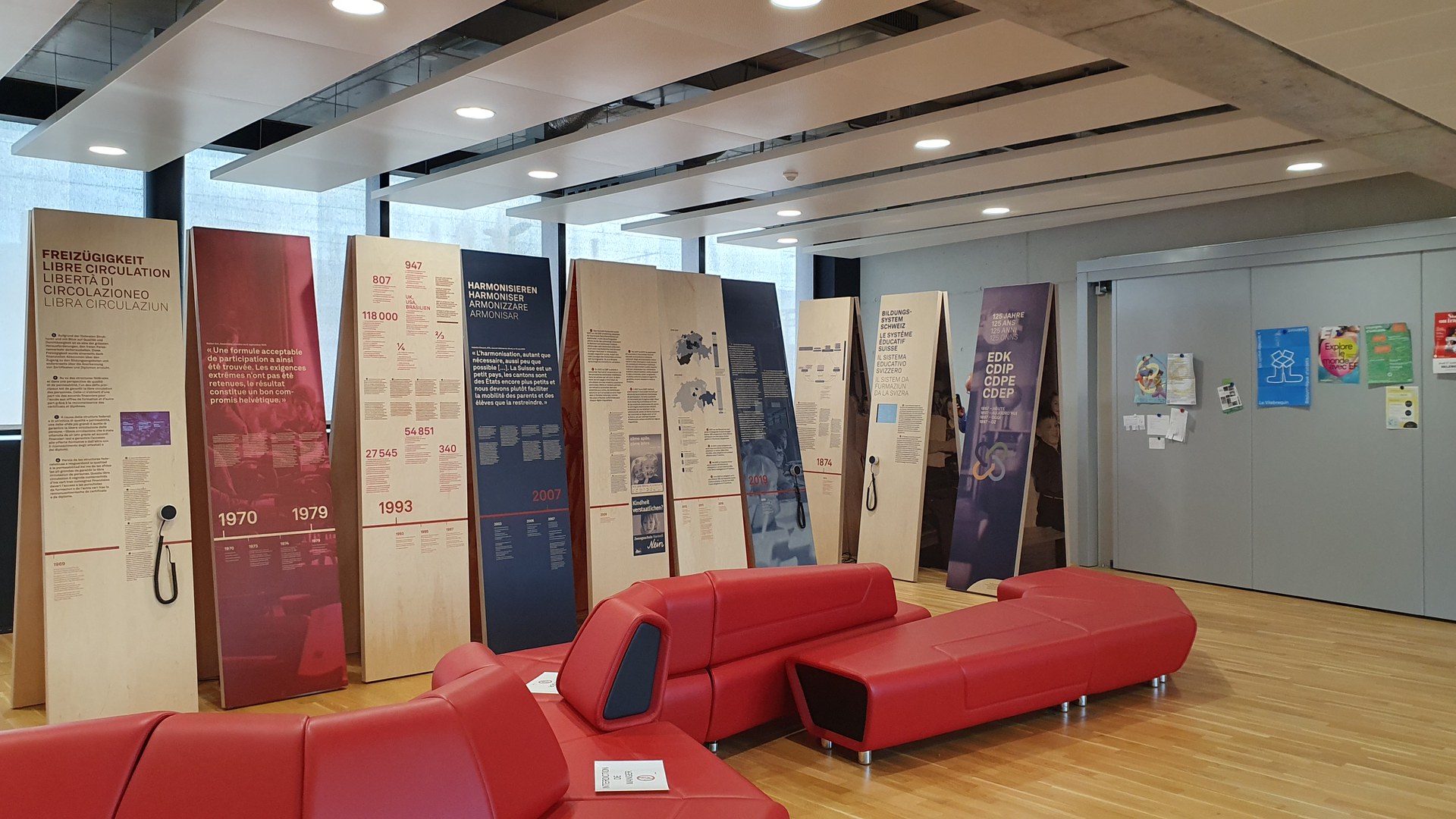 L'exposition se trouve dans une pièce, devant laquelle sont disposés quelques canapés